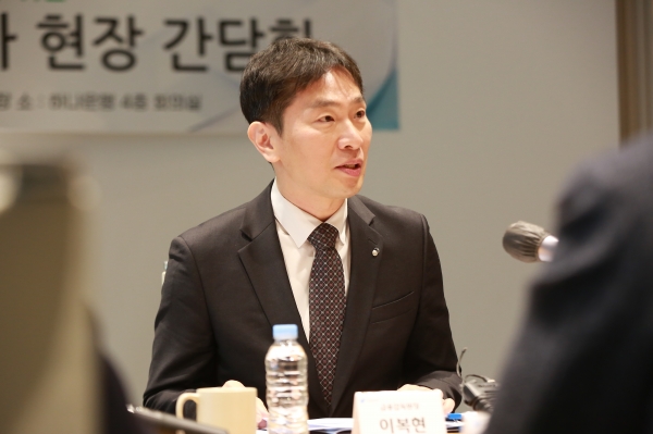 이복현 금융감독원장은 ’23.2.23.(목) 하나은행 본점에서 하나은행의 차주 우대 대출상품 시판을 격려하고 은행 차주인 금융소비자의 애로사항을 직접 청취하였음
