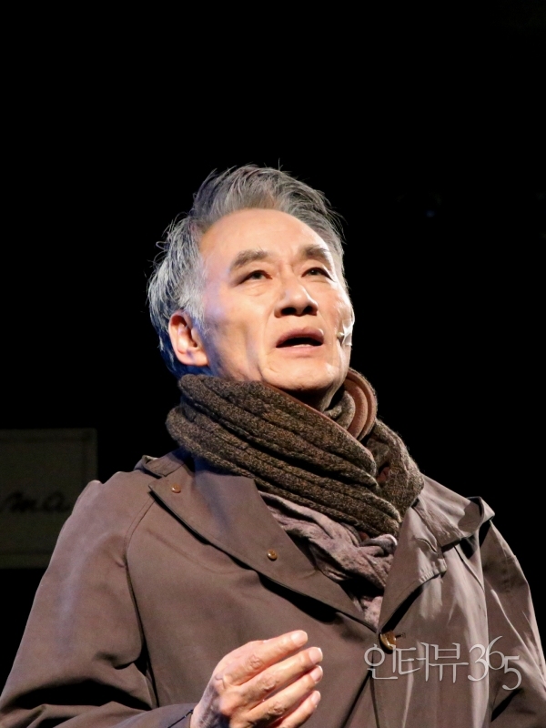 연극 무대에서 배우 권병길.