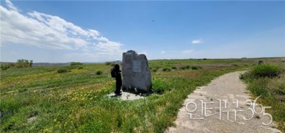 들꽃 언덕의&nbsp;큘테페&nbsp;ⓒ정진원(2022.07)<br>