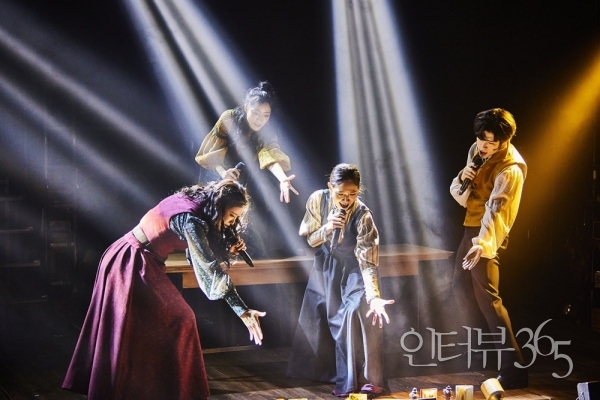 4명의 배우들이 열정을 다하는 뮤지컬 '웨이스티드'는 핸드마이크를 글을 쓰는 펜으로 사용하기도 하고, 노래부를 때 마이크로 사용하기도 하는 유연성을 통해 콘서트와 연극을 오가는 흥미로움을 제공한다.