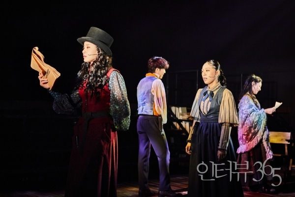 4명의 배우는 브론테 남매 외에 각 인물의 삶의 에피소드를 전달하는 데 필요한 다른 인물들, 가령 무슈 에제, 로빈슨 부인, 에밀리와 친밀했던 개 키퍼, 샬롯에게 상처가 되는 편지를 보냈던 계관시인 로버트 사우디, 출판업자 등을 연기한다.