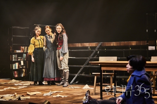 뮤지컬 '웨이스티드' 공연장면. 학자들은 불륜으로 인한 사랑에 절망하고 술과 아편에 중독되어 섬망 상태, 환각증세를 보이는 브랜웰의 모습이 브론테 자매들의 소설 속 남성 인물 구현에 영향을 미쳤다고 평가한다. 샬롯은 브랜웰을 