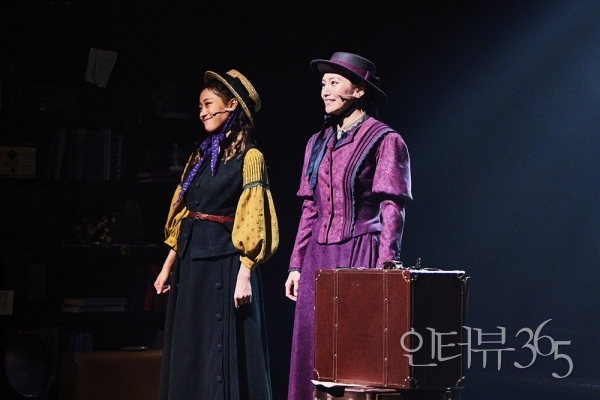 샬롯과 에밀리, 앤은 커러 벨, 엘리스 벨, 액턴 벨이라는 필명으로 '제인 에어'와 '폭풍의 언덕', '아그네스 그레이'를 출간한다. 커러와 엘리스, 액턴이 모두 같은 인물이며 남성작가라는 헛소문에 대응하기 위해 샬롯과 앤은 런던으로 향한다.