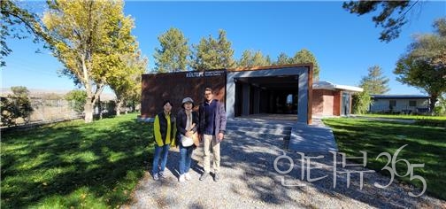 큘테페 고고학연구소 오른쪽부터 최지연연구원, 필자, 지한연구원