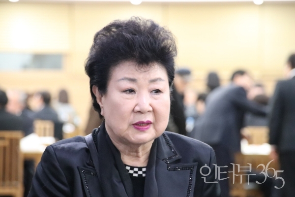 4일 타계한 故&nbsp;배우 신성일의 빈소가 마련된 서울 송파구 서울아산병원 장례식장을 찾은 가수 현미/사진=박상훈 기자