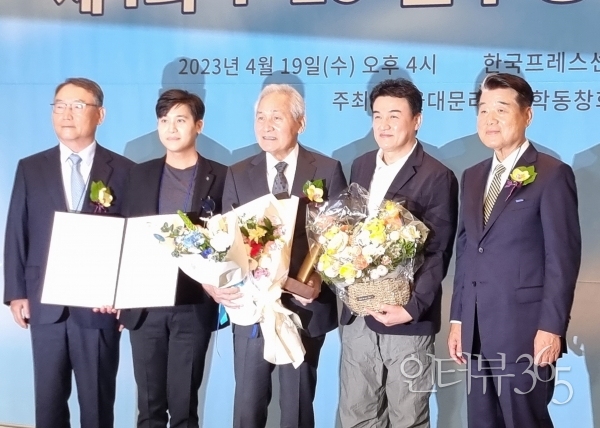 배우 안성기가 19일 서울 중구 프레스센터에서 진행된 제4회 '4.19민주평화상'을 수상했다.&nbsp;(사진 왼쪽부터) 김인규 문리대동창회장, 배우 안성기&nbsp;아들 안필립, 배우 안성기, 박중훈, 김종섭&nbsp;서울대총동문회장./사진=인터뷰365<br>