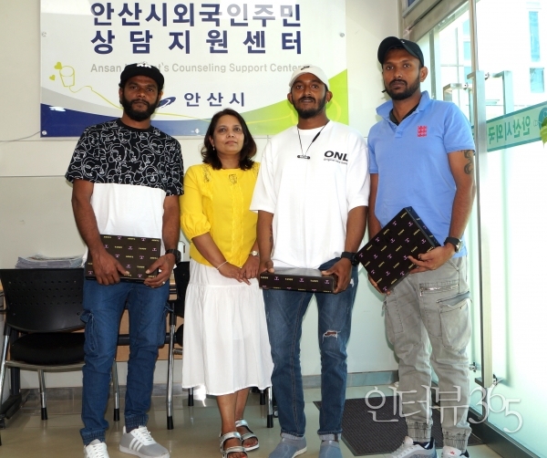 김 양식장에 추락한 공군 조종사를 구출한 스리랑카 근로자