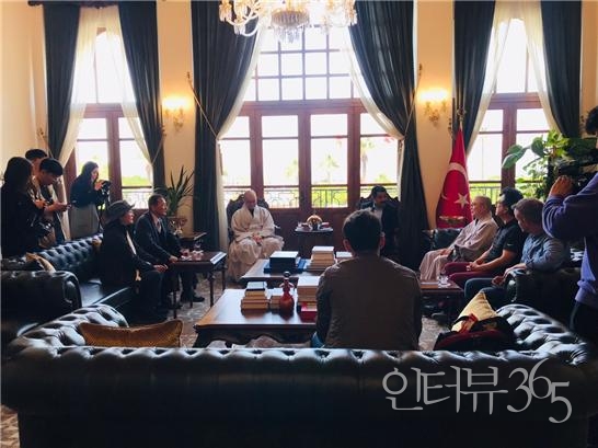 이스켄데룬 군청 군수 접견실, 왼쪽 첫 번째부터 필자. 박용덕 전 한인회장, 상임이사 일화 스님, 무라트 군수, 사회부장 범종 스님