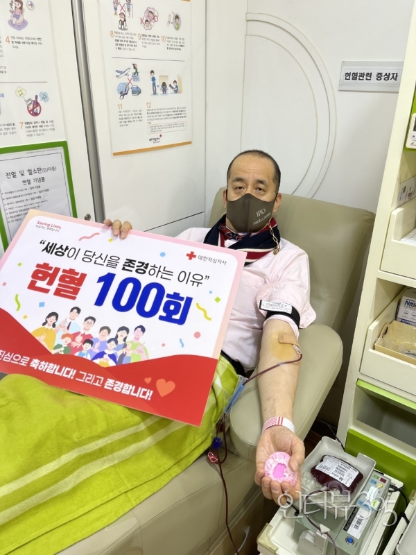22년 만에&nbsp;100회 헌혈 봉사에 성공한 주한일본인 혼다 토모쿠니 씨/사진= 혼다 토모쿠니 씨 제공<br>