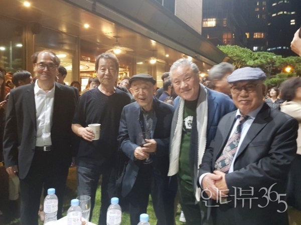 (사진 왼쪽부터) 2019년 10월 3일 부산 해운대서 개최된 제24회 부산국제영화제 개막식 리셉션에 함께 한 배창호 감독, 이원세 감독, 김정옥 영화평론가, 이장호 감독, 황기성 영화제작자/사진=인터뷰365DB