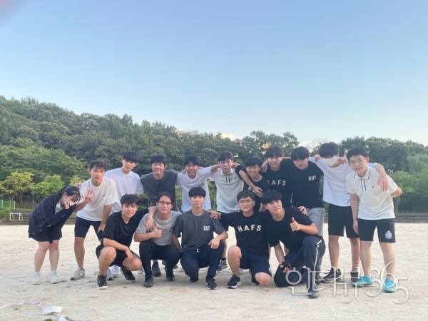 교내 플래그풋볼 동아리 부원들과