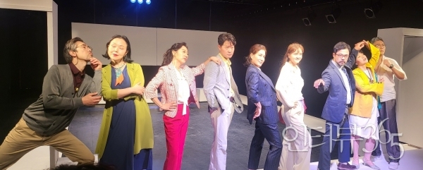 연극 '누란누란(累卵累卵)' /사진=정중헌