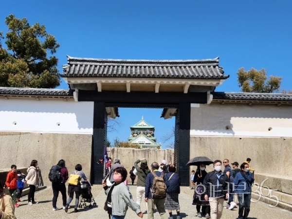 사쿠라몬, 뒤로 천수각이 보인다.