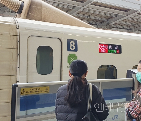 이번 여행에서 탄 첫 신칸센, 신오사카에서 도쿄로 가는 히카리호였다. 8호차 표시 하단에 그린석 마크가 보인다.