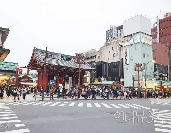 센소지 입구 가미나리몬風雷神門(雷門)