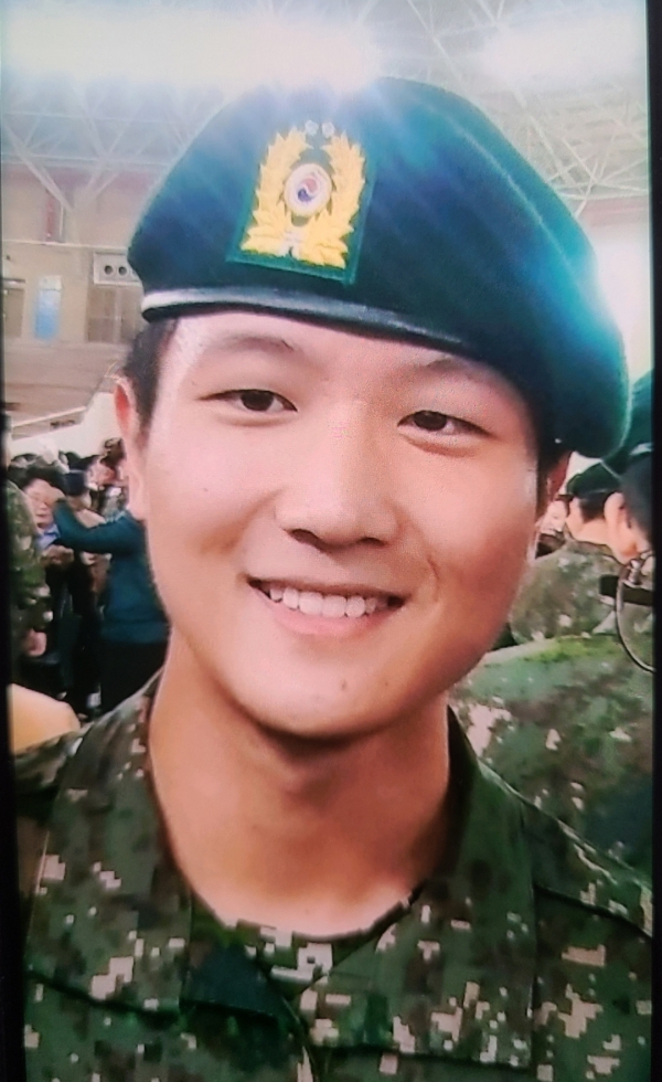뇌사장기기증자 이주용 씨. 좌측부터 아버지, 이주용님, 어머니