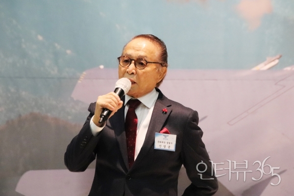 20일 서울 영등포구 공군호텔에서 개최된 '2022년 공군작전사령부 공중사격대회' 시상식에 참석한 원로배우 신영균/사진=인터뷰365<br>