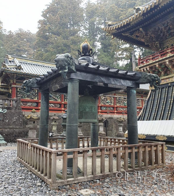 "조선종(1643년 제5차 조선통신사 일행이 이곳 닛코에 가져왔다). 아무런 안내판이 없다.2" "조선종(1643년 제5차 조선통신사 일행이 이곳 닛코에 가져왔다). 아무런 안내판이 없다."