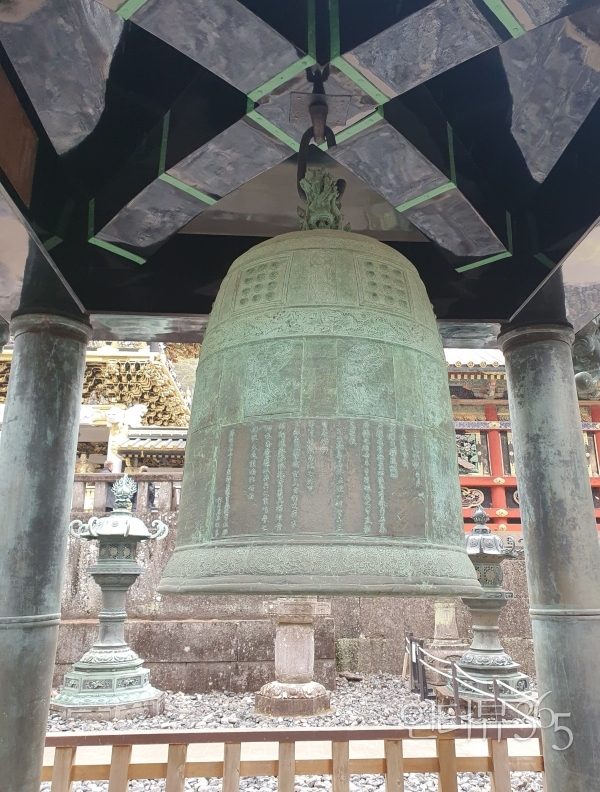 "조선종(1643년 제5차 조선통신사 일행이 이곳 닛코에 가져왔다). 아무런 안내판이 없다.2" "조선종(1643년 제5차 조선통신사 일행이 이곳 닛코에 가져왔다). 아무런 안내판이 없다."