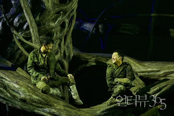 2023 연극 '나무 위의 군대' 공연 사진. 본토 출신의 '상관(이도엽)'과 오키나와 섬 출신의 '신병(손석구)'은 서로를 이해하지 못하지만 속내를 숨긴 채 나무 위에서의 삶에 적응해나간다.