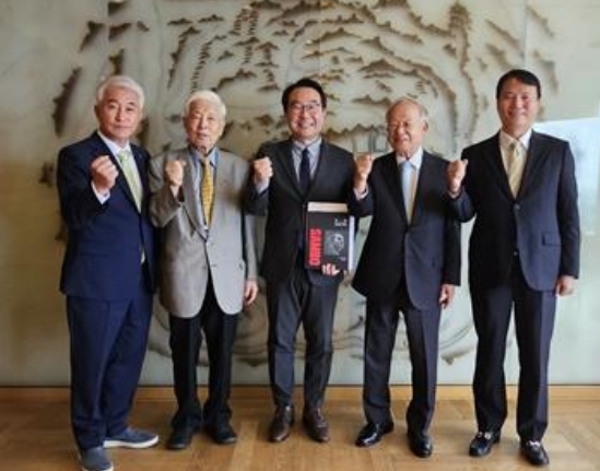 문종금 세계프로삼보연맹 회장, 정태익 한러친선협회 이사장, 이도훈 신임 주러시아대사, 손경식 CJ 회장, 김수언 알에이치 포커스 회장(사진 왼쪽부터) [세계프로삼보연맹 제공. 재판매 및 DB 금지]