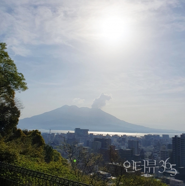 시로야마 호텔에서 바다 건너 맞은편에 보이는 사쿠라지마 활화산, 늘 연기가 피어오른다.