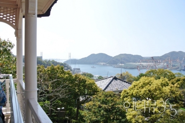 구로바엔에서 바다 건너편으로 멀리 미츠비시 조선소가 내려다 보인다. 토머스 글로버는 이곳에서 조선소를 지휘, 감독했다.