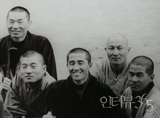 돈연스님(오른쪽에서 두 번째)과 도반들