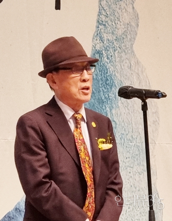 21일 한국프레스센터 20층 국제회의장에서 열린 한국영화평론가협회 주최 제43회 ‘영평상’ 시상식에서 공로영화인상을 수상한 이우석 동아수출공사 회장이 수상소감을 밝히고 있다.