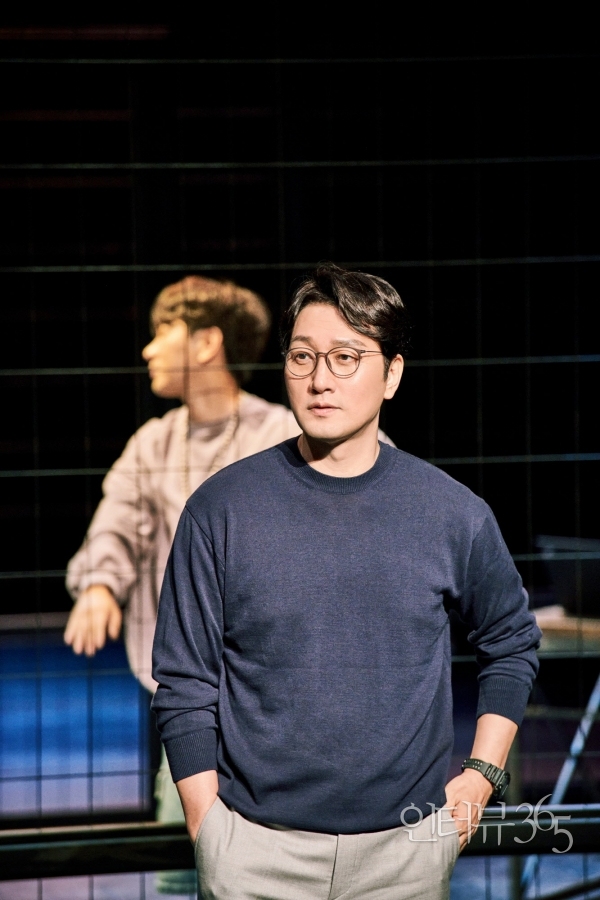 연극 '테베랜드' 공연 장면. 'S(이석준)'는 무대에서 관객들을 바라보며 '테베랜드 프로젝트'와 관련한 많은 것들을 직접 설명한다./사진=쇼노트
