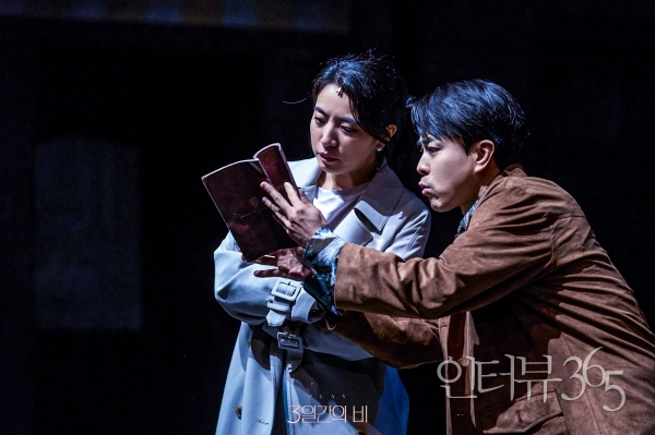 연극 '3일간의 비' 공연 장면. 35년전 함께 거주했던 아버지 네드와 아버지의 오랜 친구 테오 아저씨의 스튜디오에서 오래된 노트 한 권을 발견한 '워커(박정복)'는 누나 '낸(정인지)'에게 비밀을 파헤칠 것을 제안한다./사진=레드앤블루