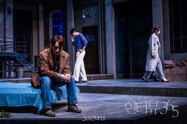 연극 '3일간의 비' 공연 장면. 제인웨이 하우스를 소유하고 싶어했던 '워커(김바다)'의 바람과는 다르게 집은 테오 아저씨의 아들 '핍(유현석)'에게로 상속되고, '낸(안희연)'과 워커, 핍은 갈등을 겪는다./사진=레드앤블루