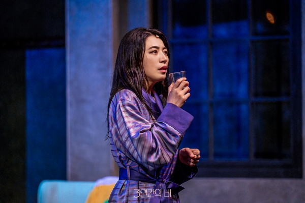 연극 '3일간의 비' 공연 장면. 남부 출신의 불안정한 여인 '라이나(정인지)'는 폭우가 쏟아지는 날, 우연히 거리에서 만난 네드에게서 편안함과 친밀감을 느끼기 시작한다./사진=레드앤블루
