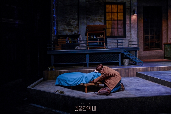 연극 '3일간의 비' 공연 장면. 누나 '낸'은 아버지의 낡은 노트가 동생 '워커'의 불안정성을 심화할 것을 우려해, 읽지 말 것을 요구하지만 워커는 누나의 말을 듣지 않는다./사진=레드앤블루
