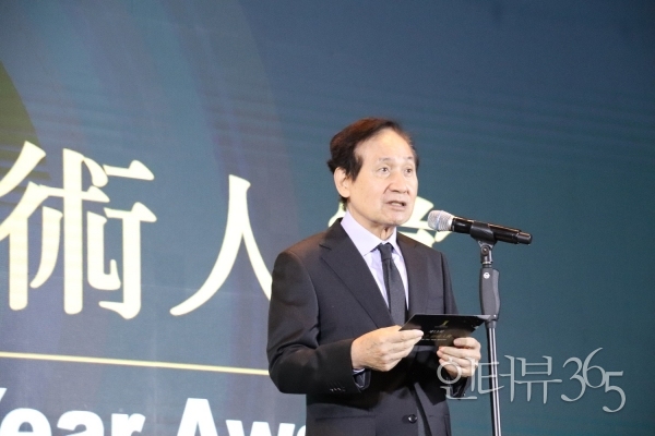(재)신영균예술문화재단이 주최한 ‘제13회 아름다운예술인상’ 시상식에 앞서 안성기 재단이사장이 건강한 모습으로 무대에 올라 시상식에 앞서 인사말을 하고 있다.&nbsp;
