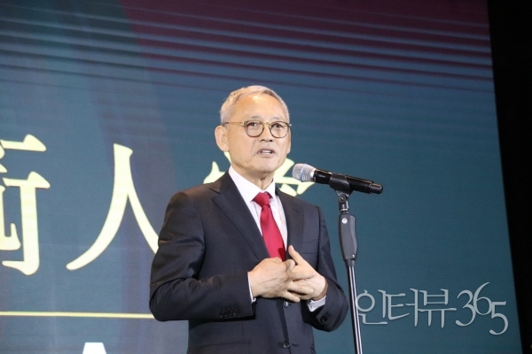 24일 (재)신영균예술문화재단이 주최한 ‘제13회 아름다운예술인상’시상식에서 축사를 말하고 있는&nbsp;유인촌 문화체육관광부 장관/사진=인터뷰365<br>