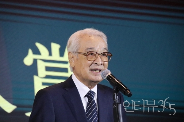 ‘제13회 아름다운예술인상’ 연극예술인상을 수상한 배우 이순재/사진=인터뷰365<br>