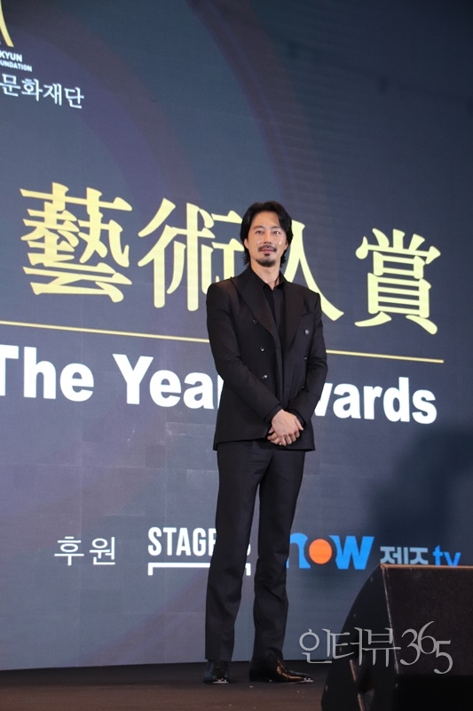 24일 고덕동 스테이지28에서 개최된 ‘제13회 아름다운예술인상’시상식에서 굿피플예술인상을 수상한 배우 조인성