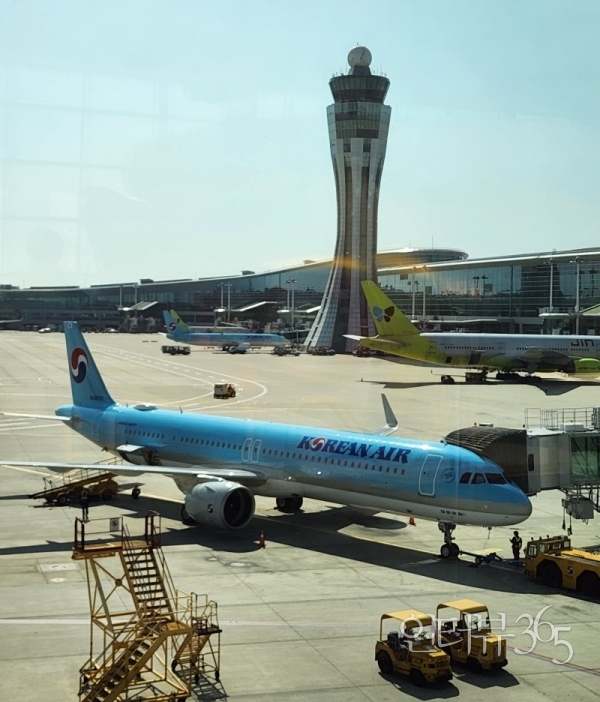 인찬공항에 계류 중인 보잉 777-300er
