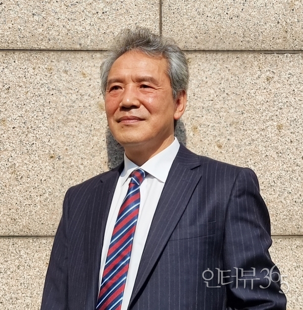 이상호 한국권투인협회(KBI) 회장. 1980년 MBC 신인왕전에서 최우수선수상을 받으며 화려하게 등장한 그는 프로 전적 48전 46승 2패로 그중 39회 KO승의 기록을 남긴 스타 복서 출신이다. 그는 현재 한국권투인협회을 이끌며 복싱운동의 활성화와 복싱 인구의 저변 확대를 위해 앞장서고 있다./사진=인터뷰365