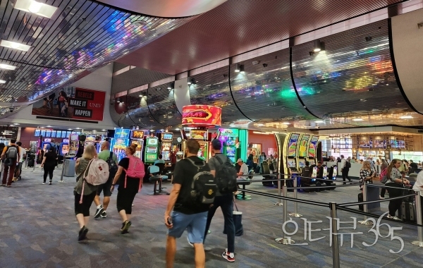해리 리드 공항 대합실, 슬롯머신들이 보인다.