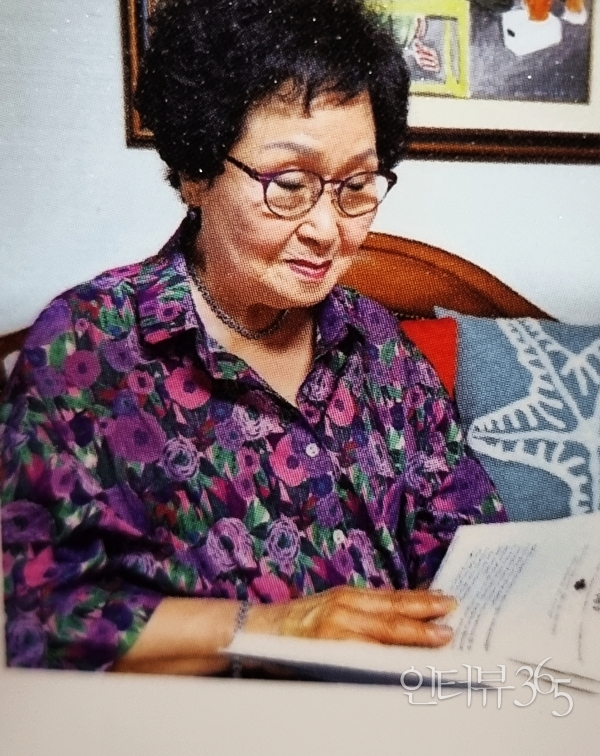 두 번째 수필집 ‘사모곡’을 펴낸 김한분 수필가