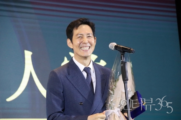 24일&nbsp;고덕동 스테이지28에서 개최된 ‘제13회 아름다운예술인상’시상식에서 영화예술인상을 수상한 배우 이정재가 활짝 웃고 있다.<br>