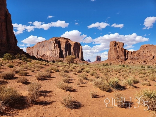 North Window. 코끼리 뷰트와 클라이 뷰트 사이로 이스트 미튼 뷰트가 조그맣게 보인다.