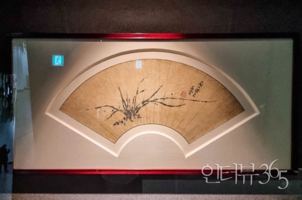 우당은 부채에 난을 친 뒤, '蘭以證交(난이증교)'라는 글씨를 일농 선생에게 남겼다. ‘이 난초로 사귐의 증표를 삼는다’는 뜻이다. 이 부채는 윤형섭 전 장관이 간직해 오다 2009년 11월 17일 우당기념관에 기증했다
