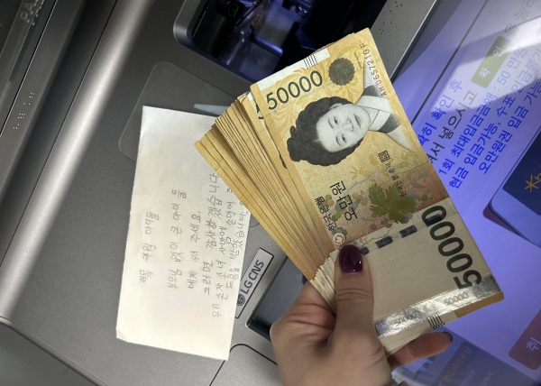 가여운 아이들 부모님 없이 큰 아이들에게 써주세요. 그러면 감사하겠습니다. 서툰 한글로 편지와 현금100만 원을 전달한 익명의 기부천사 할머님