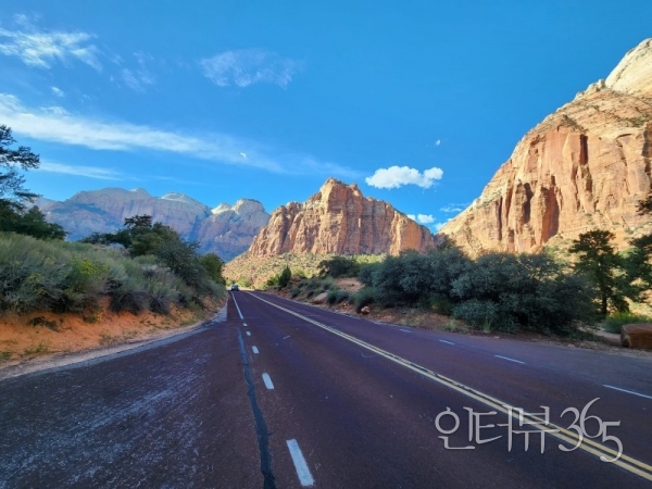 자이언 케년을 관통하는 9번 도로(Zion-Mount Carmel Highway)<br>