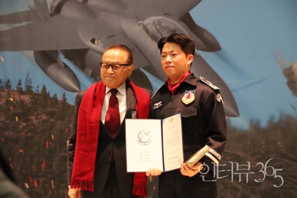 영화 ‘빨간마후라’의 주역 원로배우 신영균(신영균예술문화재단 명예이사장)이 19일 '2023 공군 공중사격대회' 시상식에 참석해&nbsp;18전투비행단 105전투비행대대 한상호 대위에게 '신영균 특별상'을 수여했다./사진=인터뷰365<br>