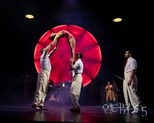 태양의 서커스 '루치아' 공연 장면. 파트너인 포터의 손에만 의지해서 플라이어가 공중으로 던져지거나 줄넘기처럼 돌려지는 '핸드 투 핸드' 퍼포먼스는 1930년대 멕시코 영화의 황금기를 연상시키는 연기가 자욱한 댄스홀에서 펼쳐진다.