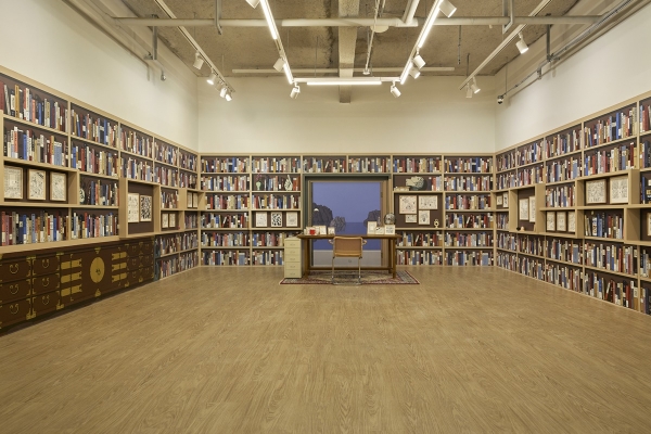 '일리야 밀스타인: 기억의 캐비닛' 전시장 이미지 컷. 한국 전통 정물화 '책거리'와 밀스타인의 대표작 '티레니아해 옆 서재'를 접목한 특별 섹션. /사진= 마이아트뮤지엄
